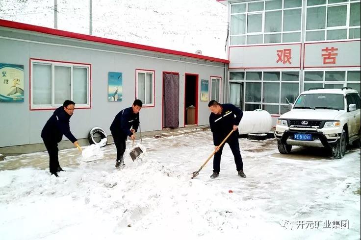 人間四月芳菲盡，山中春雪還復來(lái)