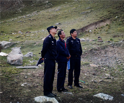 興?？h公安局治安大隊到銅鑫公司例行安全專(zhuān)項檢查